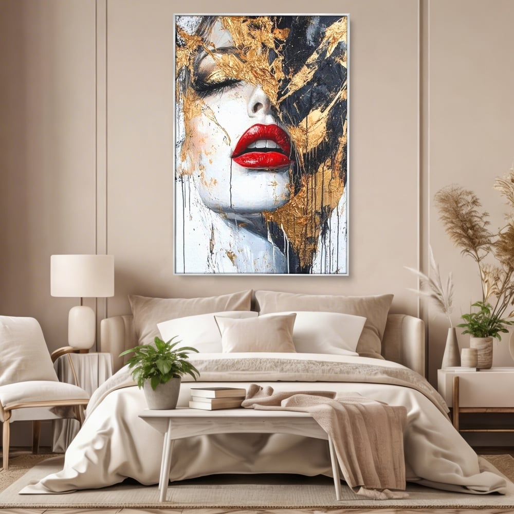 Tablou canvas cu tablou canvas cu chip de femeie si buze rosii, in rama de aluminiu argintiu, pe perete intr-un dormitor